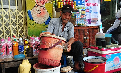 ... cho tới ly trà đá. Ông Đặng Quang Anh, 75 tuổi, bị câm điếc, đã ngồi bán trà ở vỉa hè đường Khâm Thiên từ rất lâu.